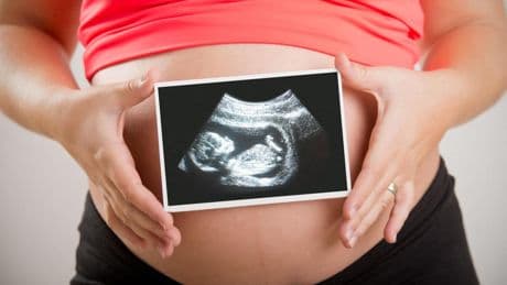 Naissances : les femmes accouchent de leur 1er enfant en moyenne à 29 ans, 5 ans de plus qu’en 1974, selon l’Insee