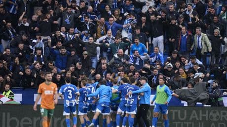 El polémico penalti en el Alavés-Valencia que manda a Las Palmas a Segunda: "Pensé que iba a anularlo”