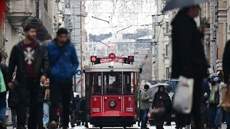 İstanbul'un kalbi İstiklal'de adım atacak yer yok! Bir günde yürüyen insan sayısı şoke etti