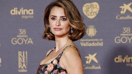 Los Javis anuncian en Cannes que Penélope Cruz formará parte del elenco principal de su próximo filme, 'La bola negra'