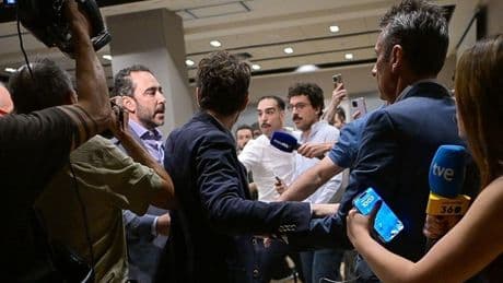 Aldama irrumpe en la comparecencia de Leire Díez al grito de «¡sinvergüenza!» y lanza un aviso contra Sánchez