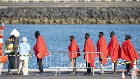 Bruselas insta a España a pedir más fondos y "la asistencia de Frontex" para proteger a Canarias de la crisis migratoria