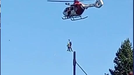 Se precipita desde un muro del puerto de Elantxobe y tiene que ser rescatado por el helicóptero de la Ertzaintza