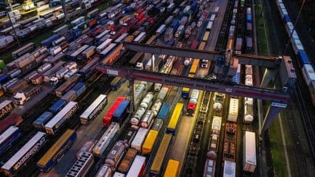 Konjunktur: Deutsche Unternehmen rüsten sich für den Zollstreit – Produktion und Exporte legen zu