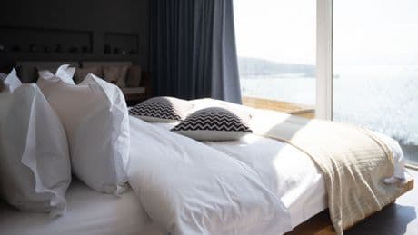 Das Geheimnis am Fußende: Warum dieser Stoff in jedem Hotelbett liegt