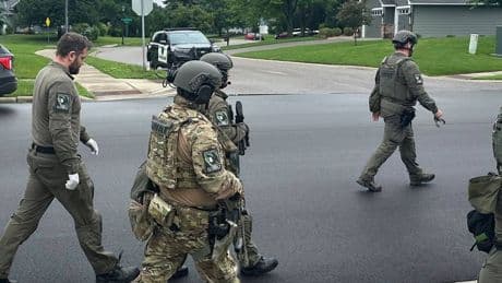 Angriffe auf demokratische Politiker und Ehepartner: Tödliche Schüsse in den USA – Täter bisher nicht gefasst