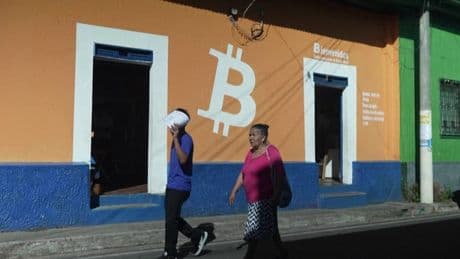 "Ça ne s'arrêtera pas": le Salvador continue d'acheter du bitcoin malgré les restrictions du FMI