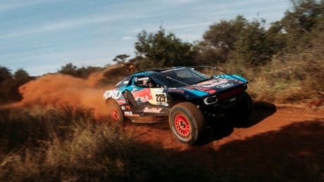 Sainz bate a Al-Attiyah y Loeb, pero cede ante Lategan