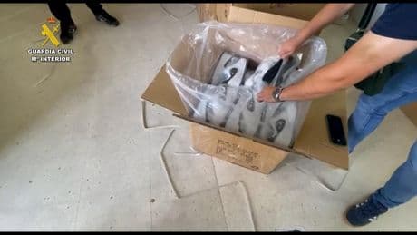 La Guardia Civil confisca más de 35.000 objetos falsos para el 'top manta' del litoral de Alicante