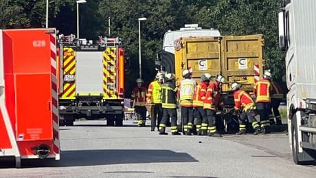 Straßenverkehr: Zwei Fahrer sterben bei schwerem Lastwagen-Unfall in Kiel