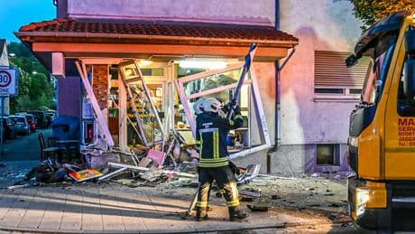 Ein Schwerverletzter in Ulm - Betrunkener Paketbote rast in Pizzeria