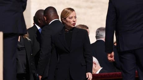 Milei y Meloni en primera fila, los Reyes de España cerca del féretro y Trump y Zelenski, separados