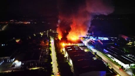 Brand in Recycling-Anlage - Gift-Alarm! Anwohner sollen Fenster schließen