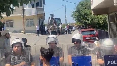 Topağacı Mahallesi’nde elektrik ve sular kesildi, yurttaşlar tepkili