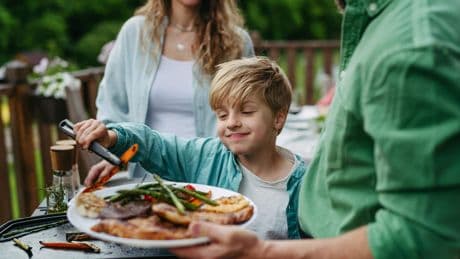 De drie beste schoonmaaktips voor de barbecue: ’Gooi het rooster in het gras’