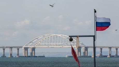Attaque ukrainienne contre le pont de Crimée: la Russie affirme que "rien n'a été endommagé"