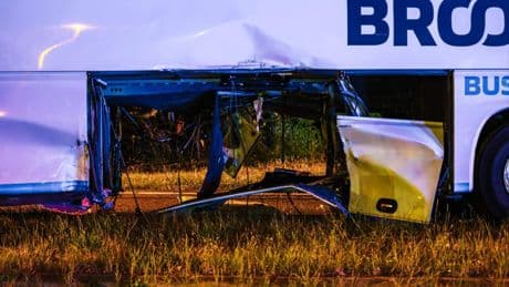 Bizar ongeval: auto boort zich door bus in Hengelo, enorme ravage