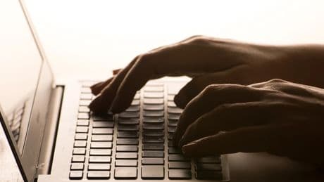 Künstliche Intelligenz: Kriminalität mit KI: Von Liebes-Chats bis hin zu Homeoffice-Betrug