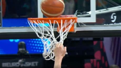 Irre Spannweite von 2,12m - Basketball-Gigant zerreißt den Korb