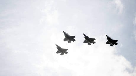 Amsterdammers flink geschrokken na laag overvliegende F35’s tijdens Sail