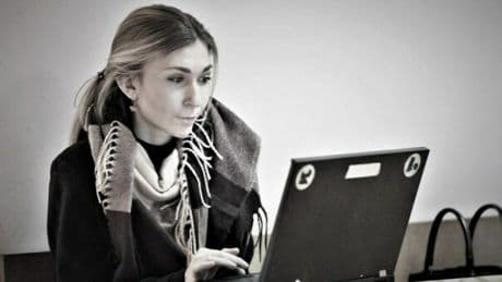 Viktoriia Roshchyna, la giornalista ucraina catturata dai russi morta soffocata. «Tolti gli organi per nascondere segni delle torture»