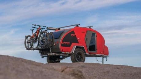 El remolque todo en uno para disfrutar de tus aventuras en mountain bike: tiene cocina, cama y permite llevar dos bicis