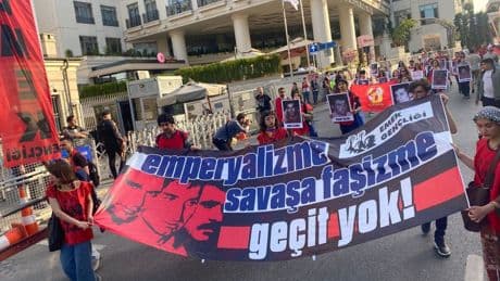 Yüzlerce genç Deniz, Yusuf, Hüseyin için Dolmabahçe'ye yürüyor