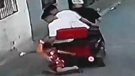 Galatasaray formalı çocuğu sürüklediler! Şoke eden savunma