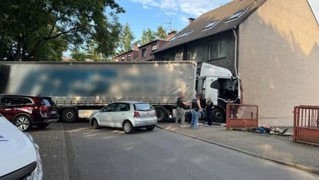 Oberhausen: Lastwagen rammt Wohnhaus – zwei Tote