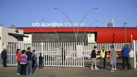 El apagón cancela el Almería-Racing Ferrol pese a tener luz pero por no poder "garantizar el suministro"
