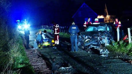 Gegen Brücke gekracht - Fahranfänger (20) rast Freundinnen ins Krankenhaus