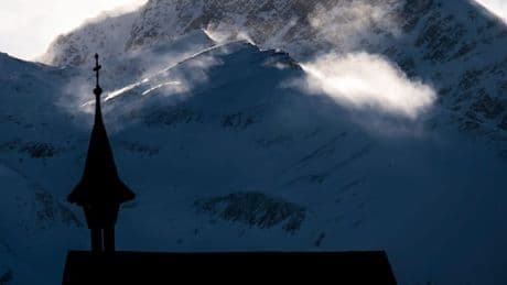 Deutsche Bergsteiger hängen auf 4000 Metern in Schweizer Alpen fest