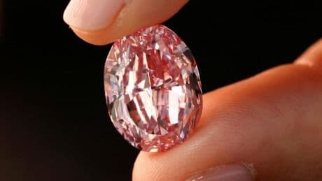 Así es el impresionante diamante rosa de 22 millones de euros que ha sido robado (y recuperado) en Dubái