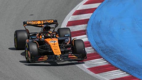 Piastri domina y Alonso se estrena en la autodestrucción de Verstappen y Red Bull