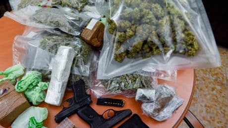 Cartelli narcos e “tsunami bianco”: così la Francia di Macron è travolta dalla droga