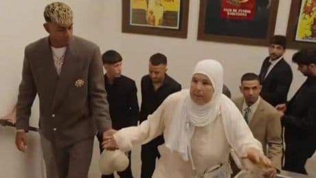 Lamine, muy cariñoso con su abuela antes del acto de su renovación
