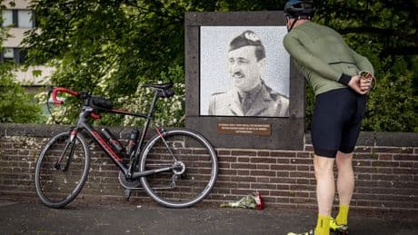 Plaquette bij John Frostbrug in Arnhem opnieuw vernield: ’Hoe haalt iemand het in zijn hoofd?’