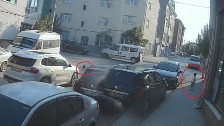 Eskişehir'de korkunç kaza kamerada: Yola çıkan çocuk can verdi