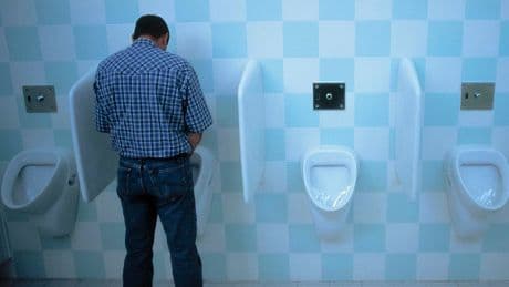 Reality-Star zeigt stolz sein Pissoir - Warum Stehpinkeln nicht nur für Mike gesund ist