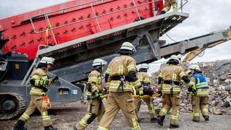 Übung: Feuer löschen, Menschen retten: Feuerwehren im Wettkampf