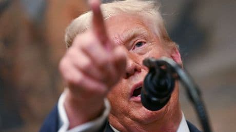 Droits de douane : l’application des surtaxes fixée au 7 août après la signature du décret par Trump