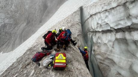 Zugspitze: Bergsteiger stürzt kopfüber in Gletscherspalte – und wird in letzter Minute gerettet