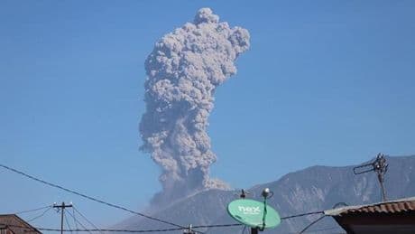 2023'ten bu yana 445 kez patlamıştı: Endonezya'nın Merapi Yanardağı kül püskürttü