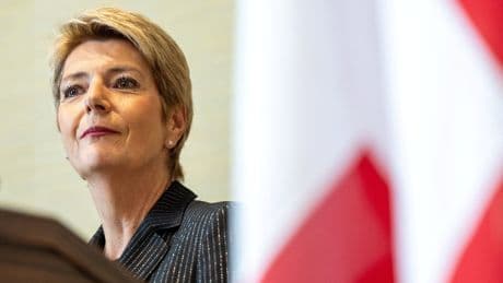 La mejor opción de Suiza ante Trump es exportar humo