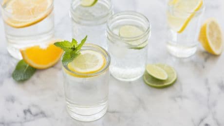 Jeden Tag Wasser mit Zitrone: So wirkt das Getränk im Körper
