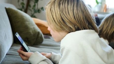Neues Diskussionspapier: Forscher sehen bei Kindern suchtarige Smartphone-Nutzung