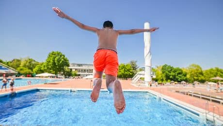 Unglück am 5-Meter-Brett in der Schweiz - Junge springt auf Badegast! Mann (67) tot