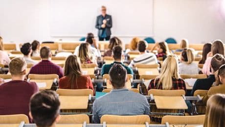 Estas son las cinco carreras universitarias que no se deben estudiar, según ChatGPT