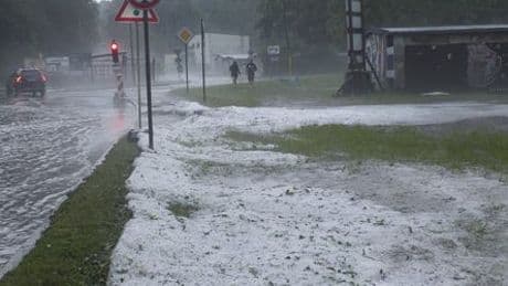 Sachsen: Weggeschwemmte Autos, überflutete Felder und Hagelberge nach Unwetter