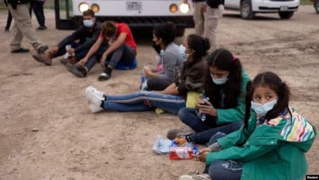 Redes sociales y coyotes digitales: así manipulan a los migrantes latinoamericanos con rumbo a Estados Unidos
